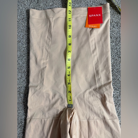 NWT SPANXsculpt OnCore High-Waisted Mid-Thigh Short in Oat Size Medium Shapewear - Picture 9 of 13